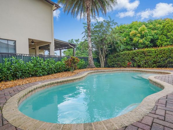 8504 NW 37th Ct, Pembroke Pines FL 33024