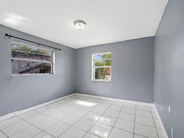 1025 NW 8th St, Hallandale Beach FL 33009