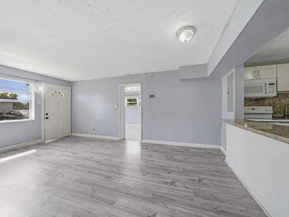 1025 NW 8th St, Hallandale Beach FL 33009