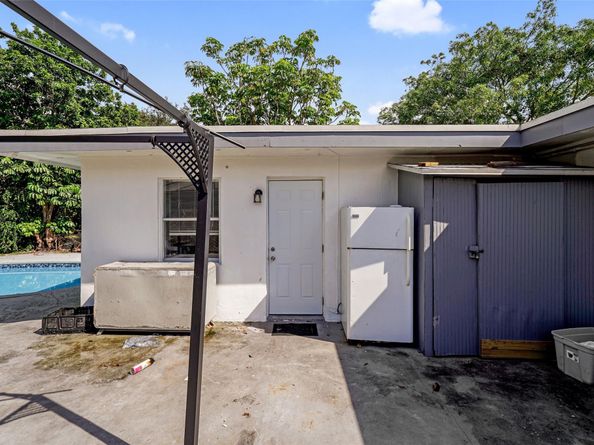 1025 NW 8th St, Hallandale Beach FL 33009