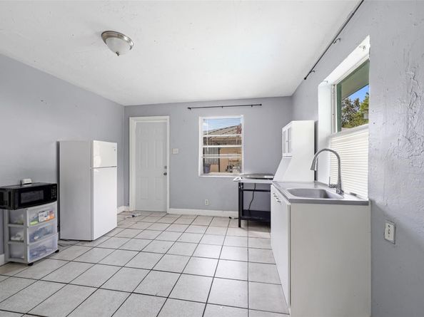 1025 NW 8th St, Hallandale Beach FL 33009