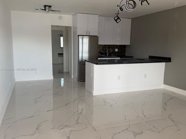 725 SW 11th Avenue 17F, Hallandale Beach FL 33009