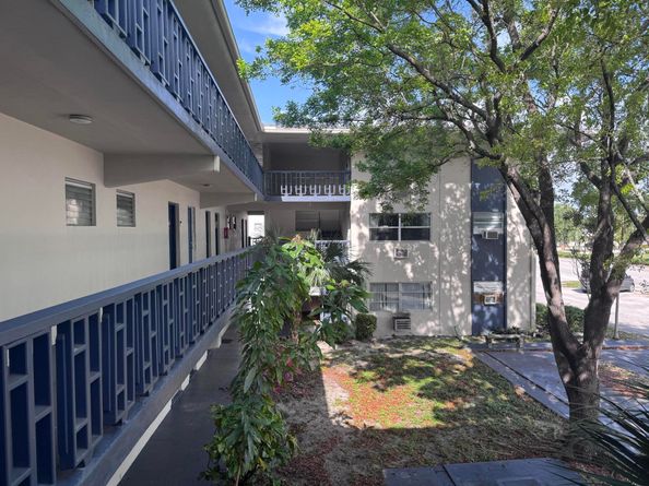 1150 E Sample Road 204, Pompano Beach FL 33064