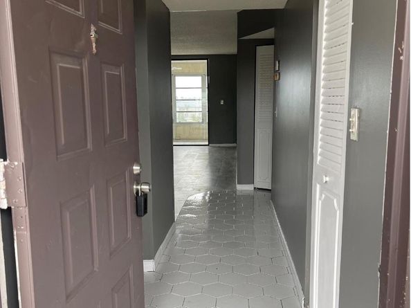 2860 somerset Dr 417, Lauderdale Lakes FL 33311