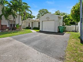 586 Abingdon Way, Davie FL 33325