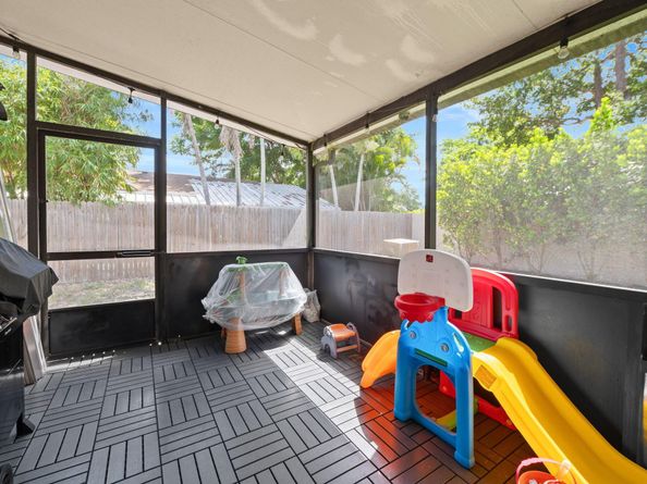 586 Abingdon Way, Davie FL 33325