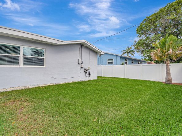 213 NE 2nd Ave, Dania Beach FL 33004