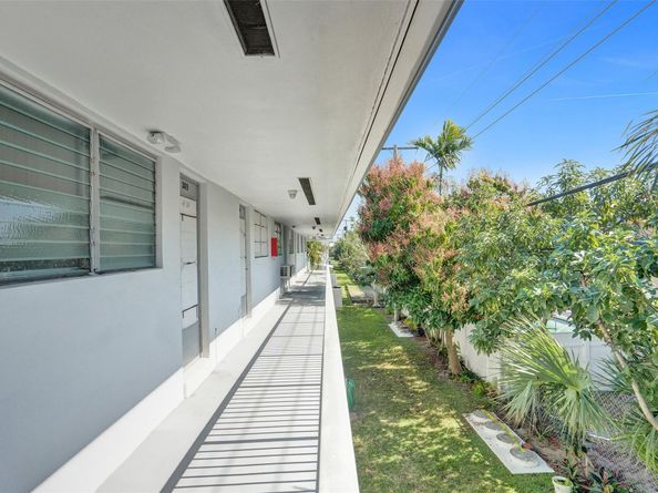 2000 NE 51st Ct 205, Fort Lauderdale FL 33308