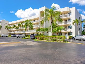 3146 Via Poinciana