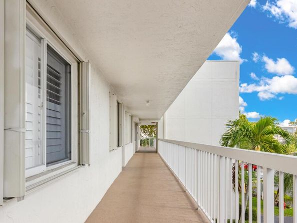 3146 Via Poinciana 315, Lake Worth FL 33467