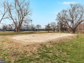 1802-E 9TH Street S, Arlington VA 22204