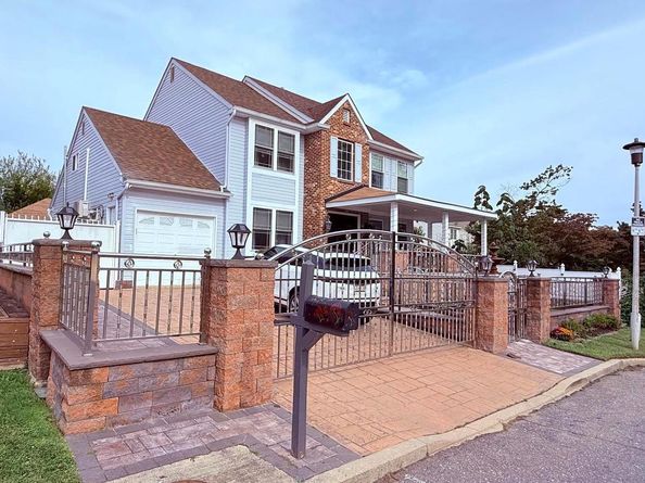 8905 Springview Road, Philadelphia PA 19115