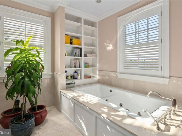 4615 32nd Street N, Arlington VA 22207