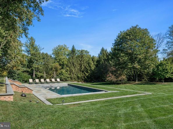 6220 Sheaff Lane, Fort Washington PA 19034