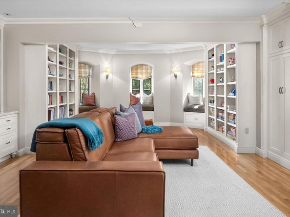 6220 Sheaff Lane, Fort Washington PA 19034