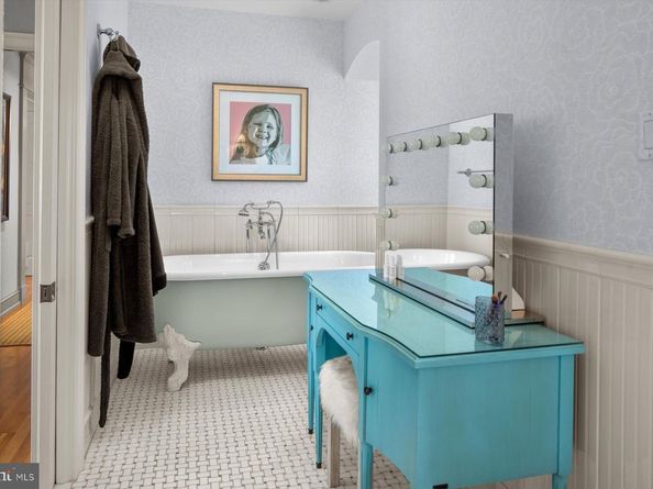 6220 Sheaff Lane, Fort Washington PA 19034