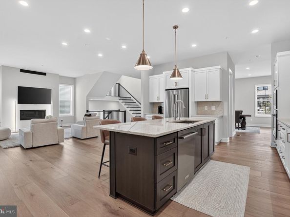 6917 Silver Linden St, Bethesda MD 20817