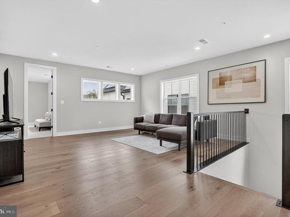 6917 Silver Linden St, Bethesda MD 20817