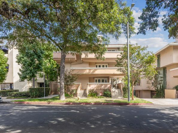 120 S Mentor Avenue 202, Pasadena CA 91106