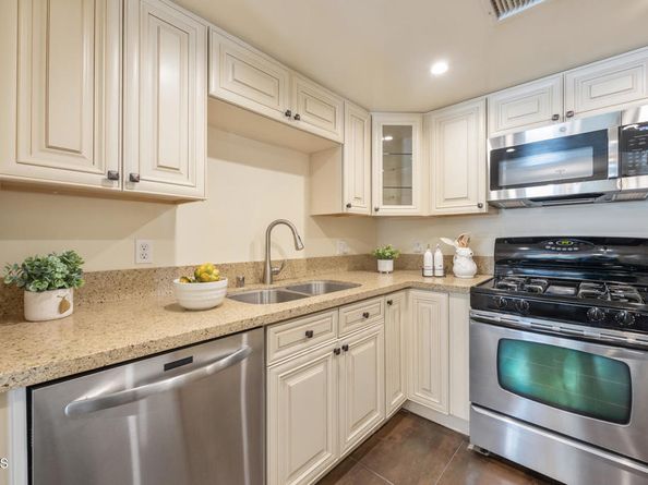 120 S Mentor Avenue 202, Pasadena CA 91106