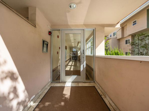 120 S Mentor Avenue 202, Pasadena CA 91106