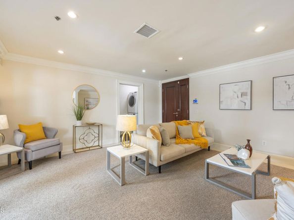 120 S Mentor Avenue 202, Pasadena CA 91106
