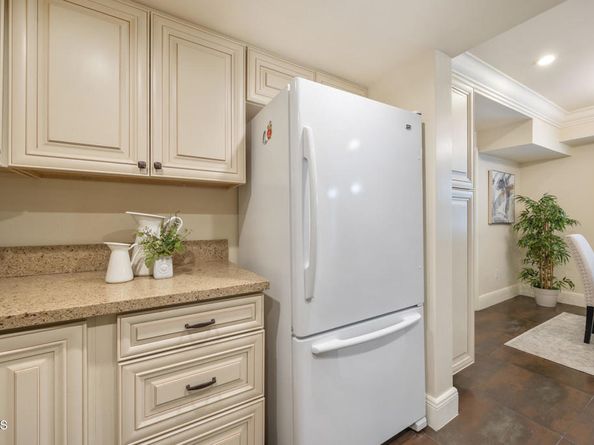 120 S Mentor Avenue 202, Pasadena CA 91106