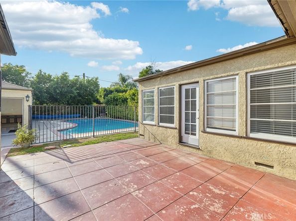 527 S Orchard Drive, Burbank CA 91506