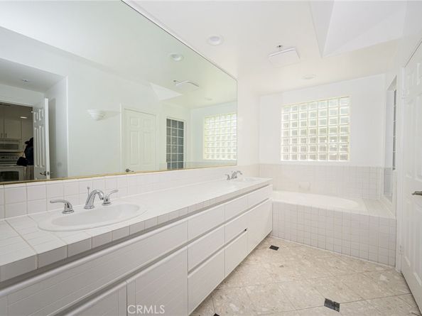 2243 Martin 419, Irvine CA 92612