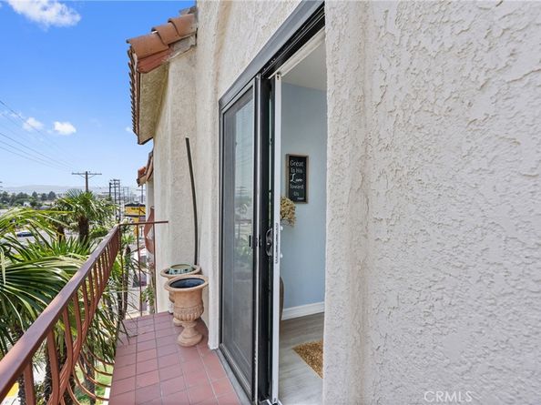 7625 Reseda Boulevard 302, Reseda CA 91335