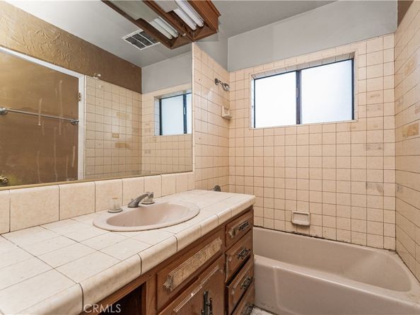 9044 Oak Street, Bellflower CA 90706