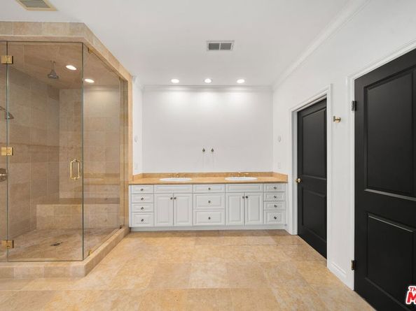 256 N Barrington Avenue, Los Angeles CA 90049