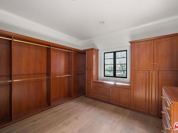 256 N Barrington Avenue, Los Angeles CA 90049