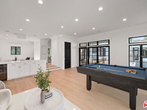 256 N Barrington Avenue, Los Angeles CA 90049