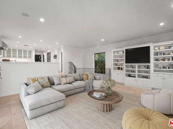256 N Barrington Avenue, Los Angeles CA 90049