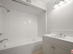 256 N Barrington Avenue, Los Angeles CA 90049