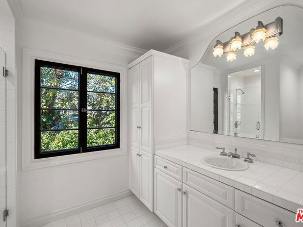 256 N Barrington Avenue, Los Angeles CA 90049
