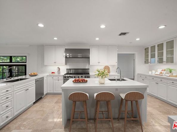 256 N Barrington Avenue, Los Angeles CA 90049