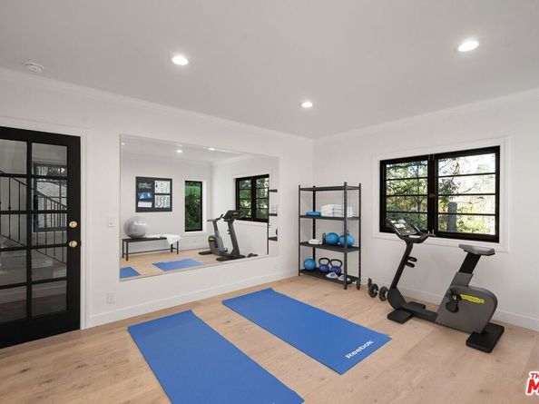 256 N Barrington Avenue, Los Angeles CA 90049