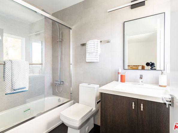 2512 Berkeley Avenue, Los Angeles CA 90026