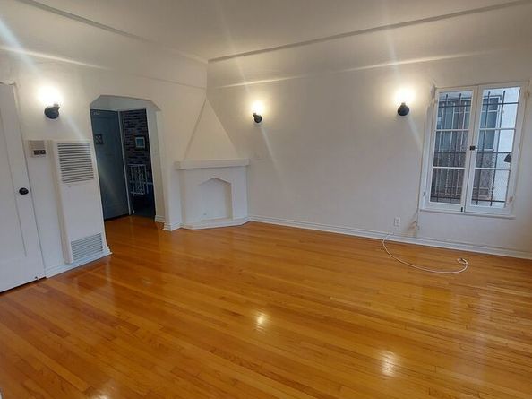 626 S Cloverdale Avenue, Los Angeles CA 90036