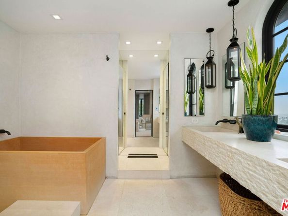 7939 Hillside Avenue, Los Angeles CA 90046