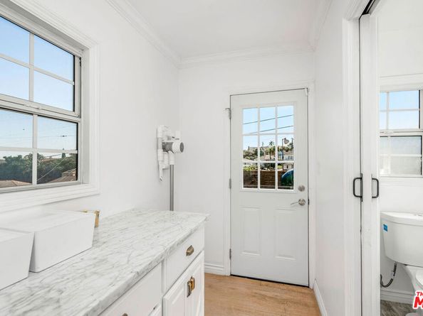 4949 Onaknoll Avenue, Los Angeles CA 90043