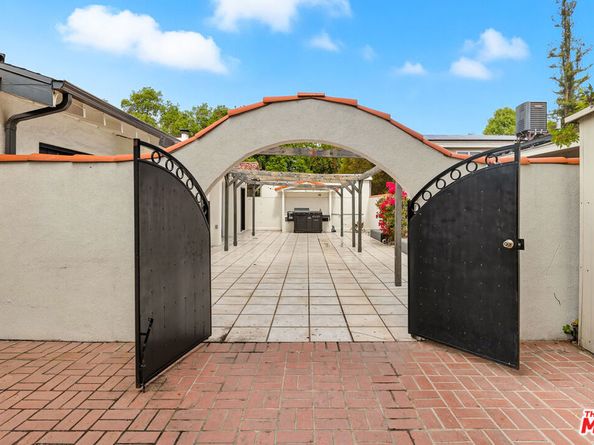 9916 Rathburn Avenue, Northridge CA 91325