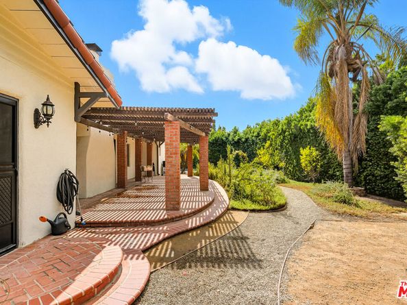 9916 Rathburn Avenue, Northridge CA 91325