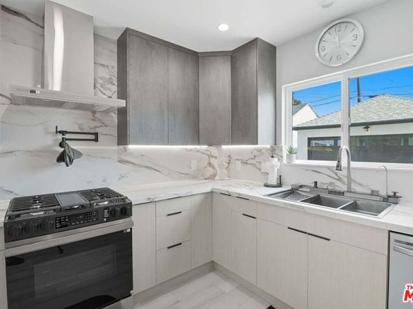 9710 S 8th Avenue, Inglewood CA 90305