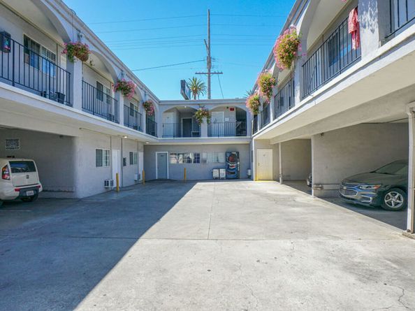 4905 W Adams Boulevard, Los Angeles CA 90016