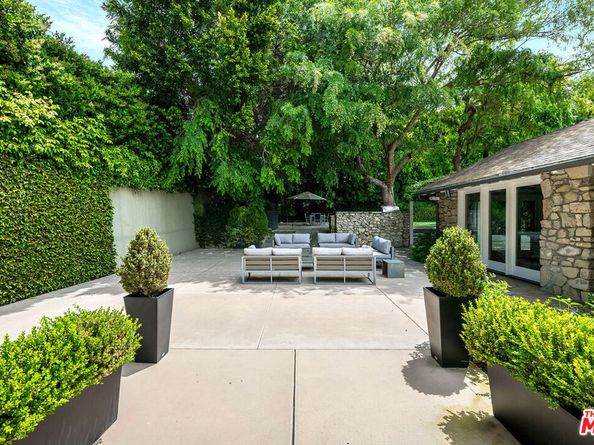 422 Parkwood Drive, Los Angeles CA 90077