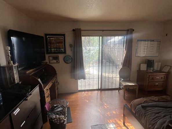 1036 W 109th Street, Los Angeles CA 90044