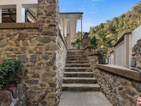 8050 Jovenita Canyon Drive, Los Angeles CA 90046